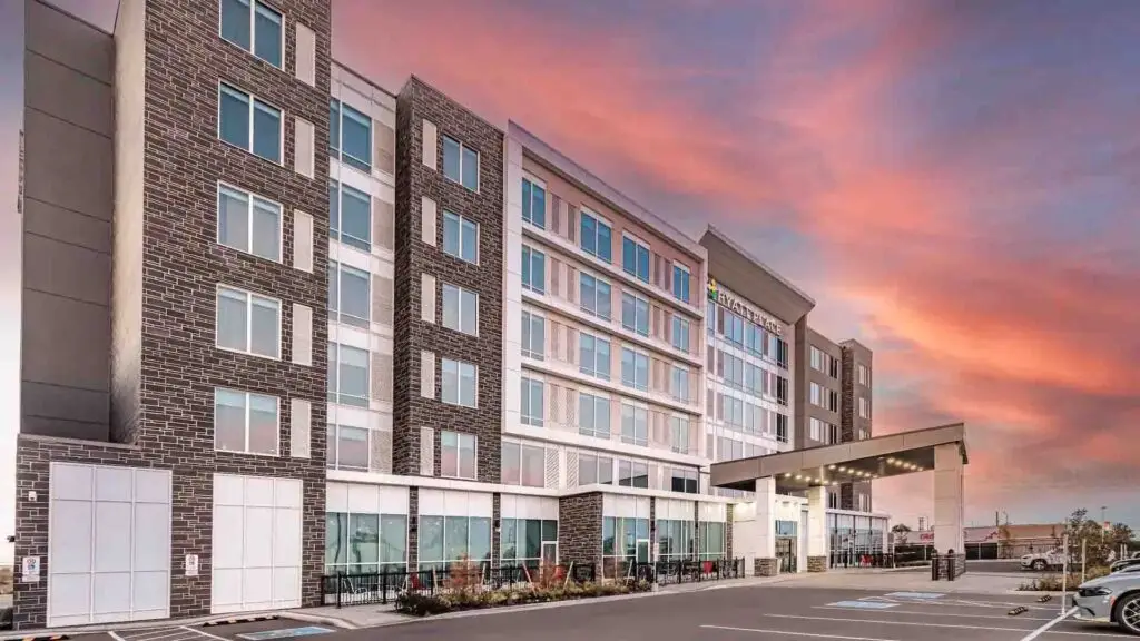Exterior of Hyatt Place Toronto / Brampton at sunset